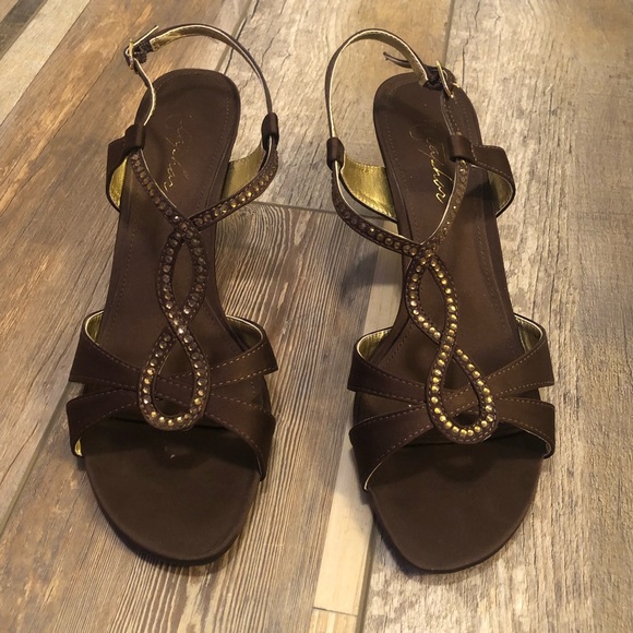 EUC!  Fashion Low Heel w/ brown stone detail. - Picture 1 of 13